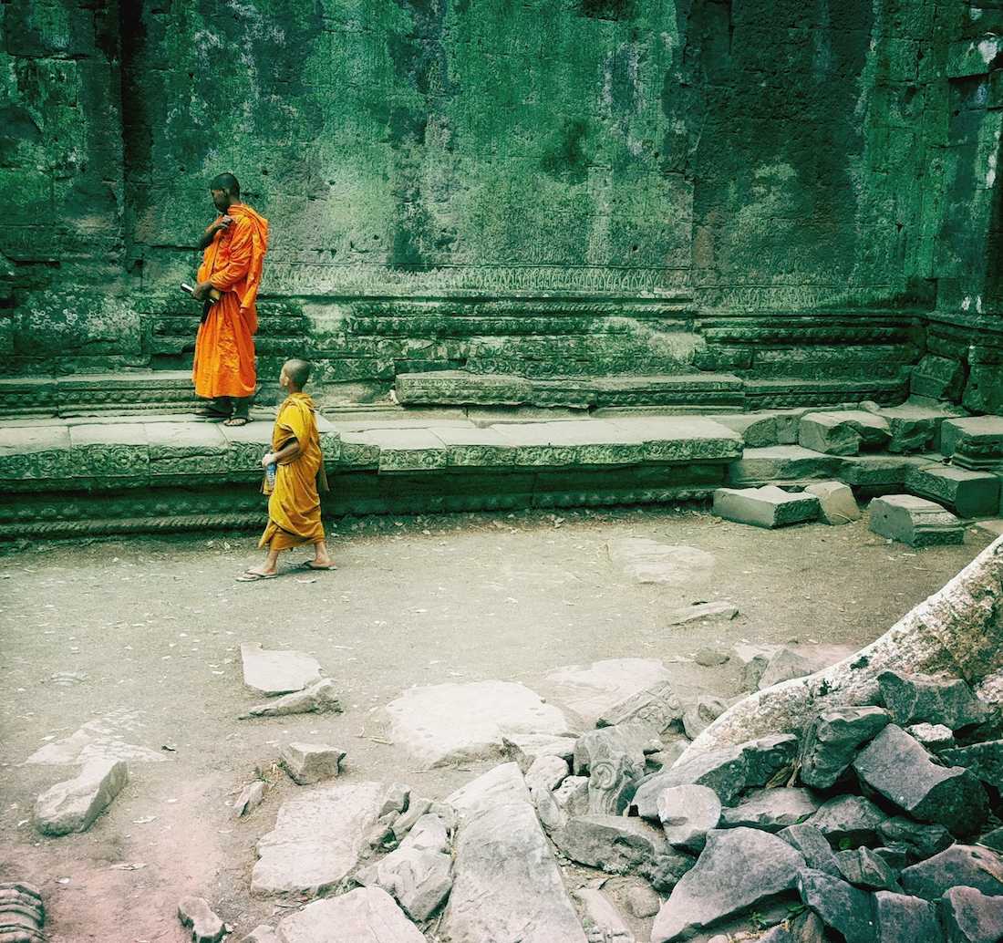 ta-prohm-buddhist-monks